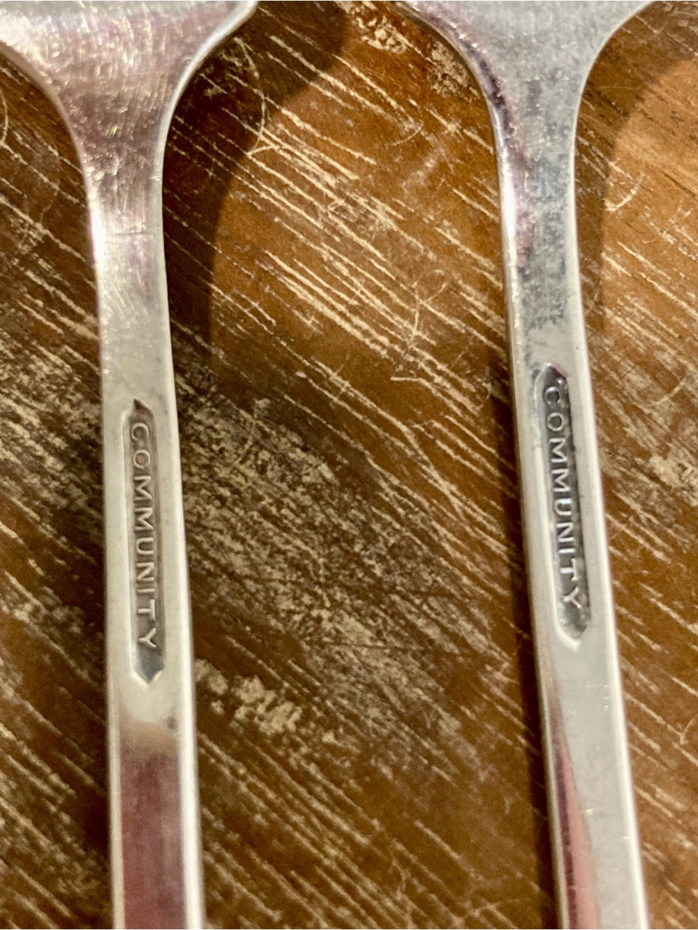 2 Oneida Community Coronation Silver Plated Silver Seafood Cocktail Forks - Picture 10 of 10